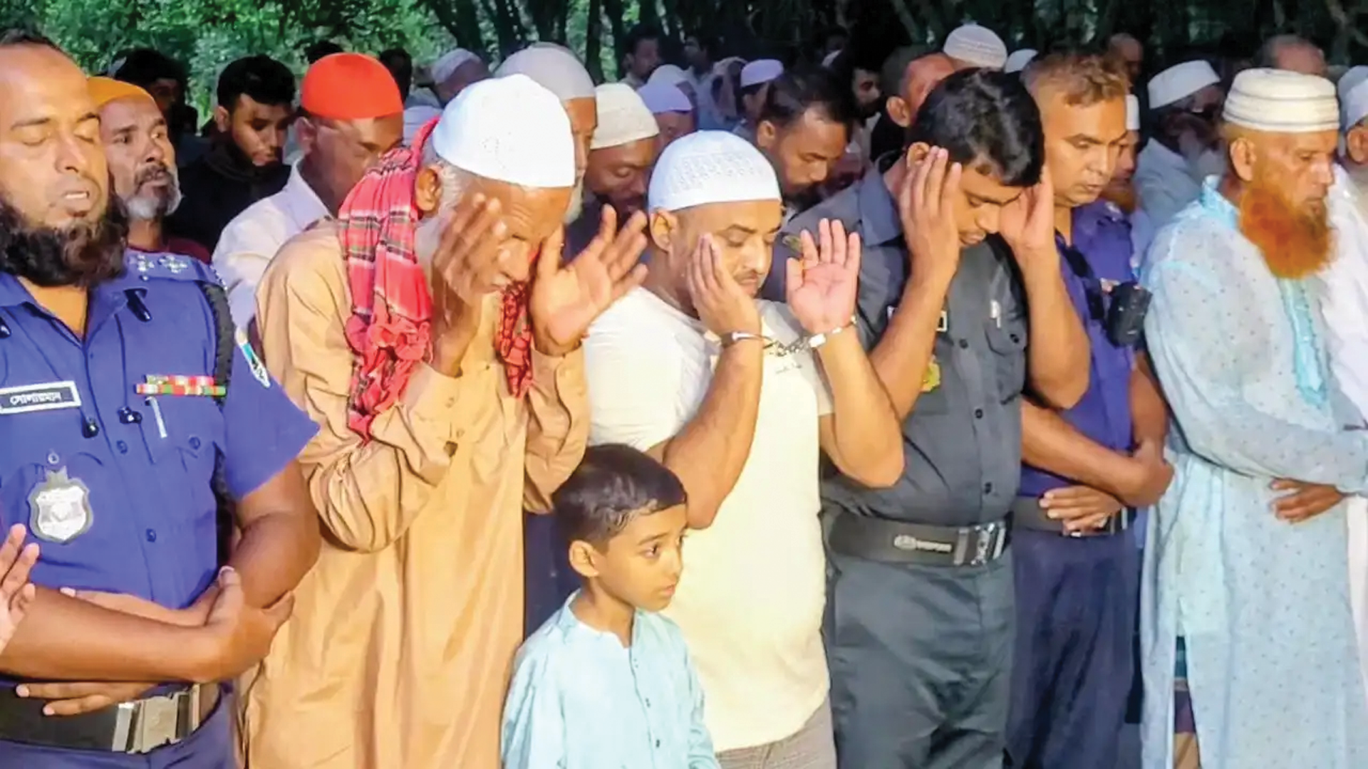 কারাগার থেকে প্যারোলে মায়ের জানাজায় আওয়ামী লীগ নেতা মাশরাফি হিরো